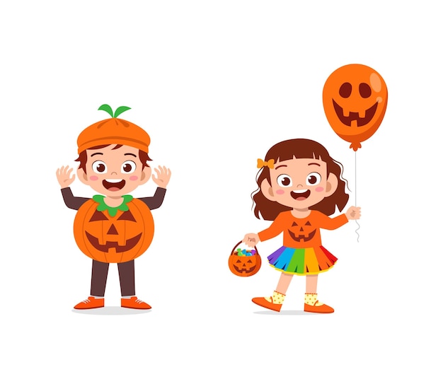 男の子と女の子がハロウィーンのカボチャの衣装を着て祝う