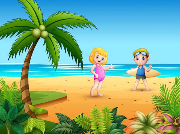 Мальчик и девочка пара с доски для серфинга на пляже