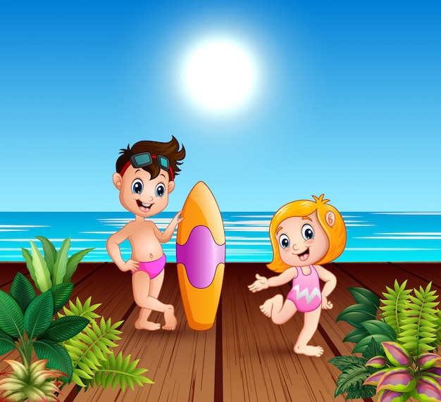 Мальчик в купальнике держит доску для серфинга с девушкой на пирсе
