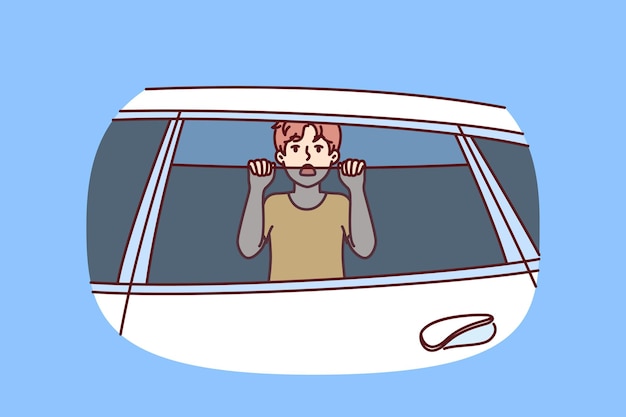 Мальчик, запертый в машине, пытается выбраться и просить о помощи, находясь в опасности из-за безрассудства родителей