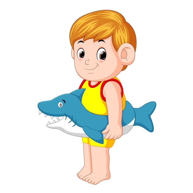 мальчик играет с надувным кольцом акулы