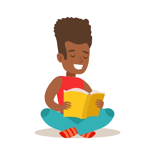 Ragazzo con afro seduto con le gambe incrociate sul pavimento che ama leggere l'illustrazione con il bambino che si diverte a leggere un libro aperto