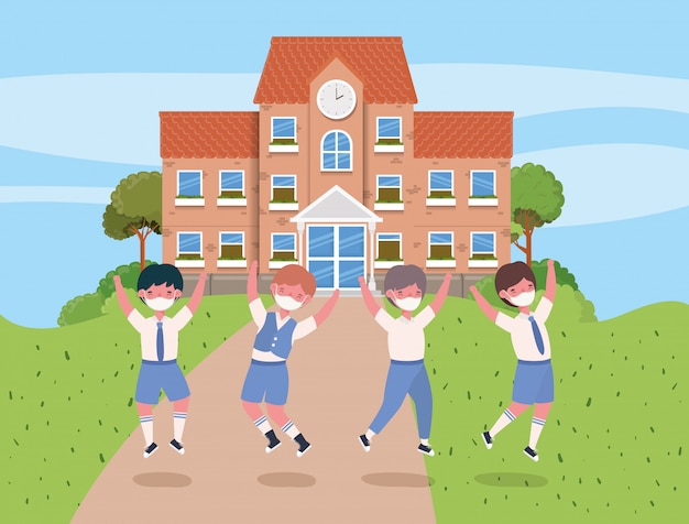 学校の前でジャンプするマスクを持つ男の子の子供