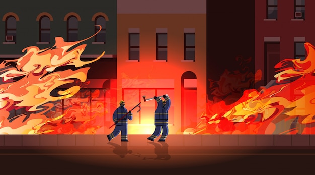 Храбрые пожарные, использующие лом и топор пожарные в единой системе пожаротушения аварийная служба тушения пожара концепция оранжевого пламени горящее здание экстерьер полная длина горизонтальный