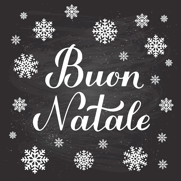 Buon Natale kalligrafie hand belettering op schoolbord achtergrond met sneeuwvlokken Merry Christmas typografie poster in Italiaanse Vector sjabloon voor wenskaart banner flyer briefkaart enz