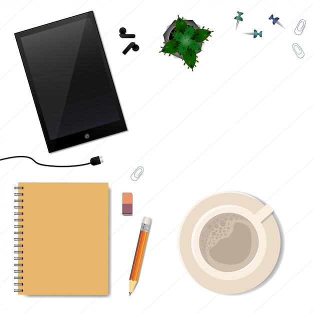 Bureau, beige kop koffie, notitieboekje, potlood, bloem, clips, tablet. bovenaanzicht met ruimte voor uw tekst.