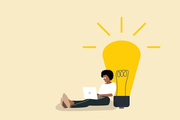 블로깅 카피라이팅을 작성하는 창의성의 노트북 개념으로 전구 옆에 앉아 있는 비즈니스 우먼