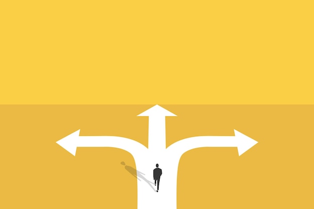 ビジネスマンは、矢印のように 3 つの異なる方法で分割された道路で交差点の前を歩く