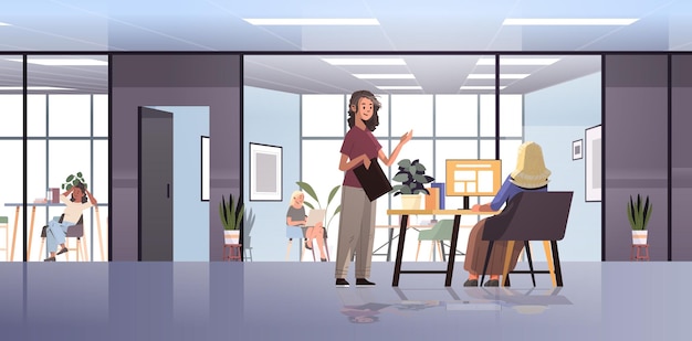 деловая женщина пара обсуждает во время встречи деловых людей, работающих вместе концепция совместной работы интерьер офиса горизонтальная полная длина векторная иллюстрация