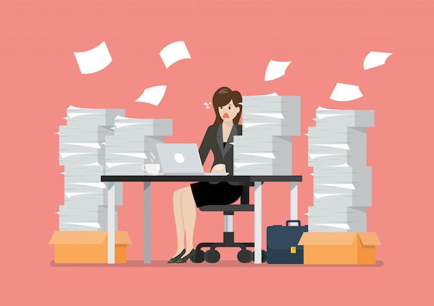 ベクトル ノートパソコンとオフィスで書類の山とテーブルに座って忙しい過労女性