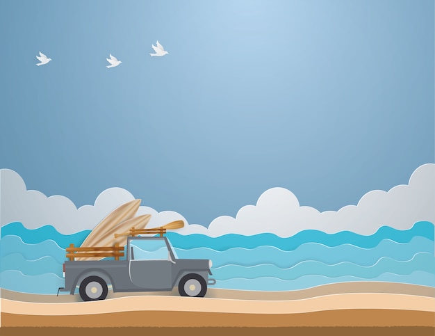 여름 시즌에 지붕에 서핑 보드와 함께 해변에서 자동차 드라이브