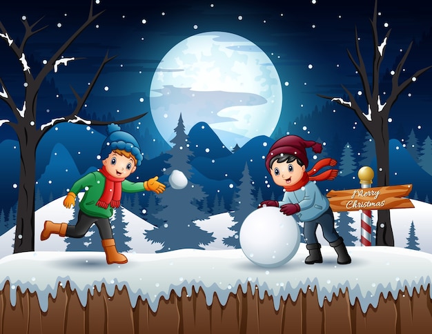 Bambini del fumetto che giocano a palla di neve nella notte d'inverno