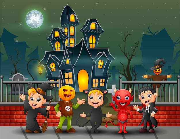 Cartoon gelukkige kinderen op de halloween-dag