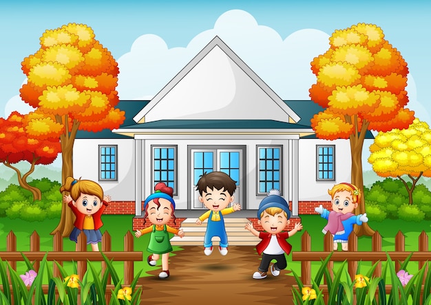 Cartoon gelukkige kinderen vooraan huis met boom herfst