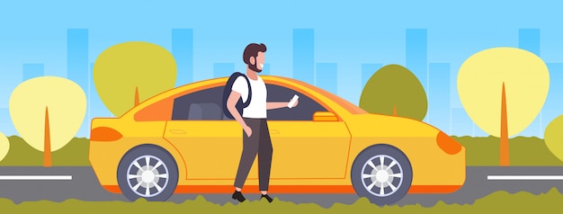 Uomo casuale che usando il tipo mobile di app dello smartphone che ordina orizzontale pieno lunghezza del fondo di paesaggio urbano di servizio di trasporto di concetto di car sharing del taxi di affitto di taxi