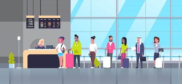 Check-in airport groep mix race passagiers staan â € <â € <in de rij te counter, vertrekken board concept