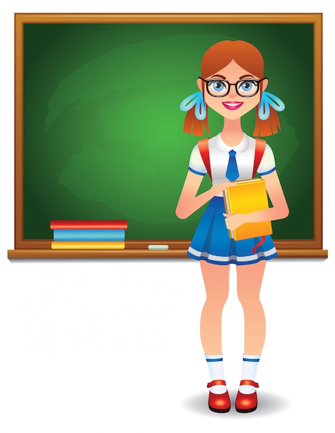 Жизнерадостная девушка, стоя перед зеленой школьной доски с книгами