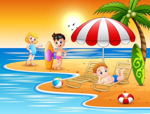 Bambini che godono le vacanze estive sulla spiaggia