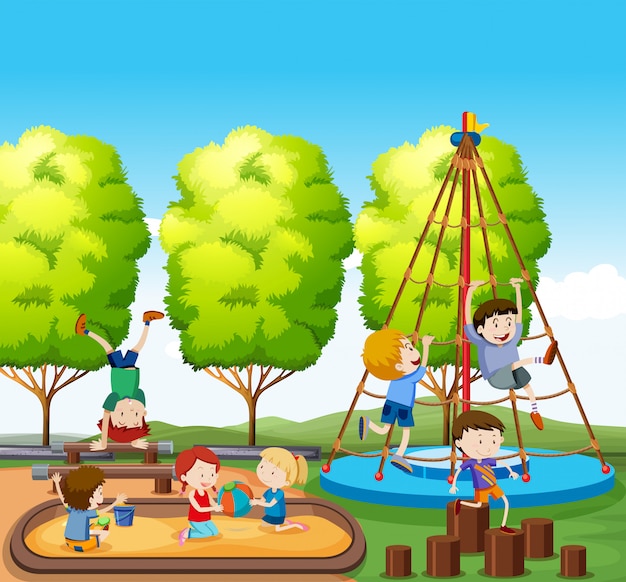 Bambini che giocano nel parco giochi