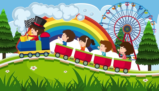 Дети, катающиеся на поезде в парке развлечений