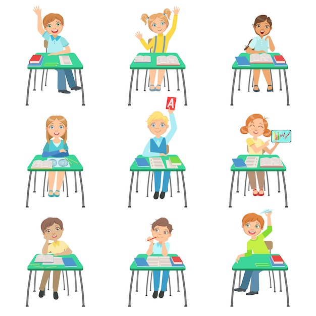クラスの学校の机に座っている子供たち