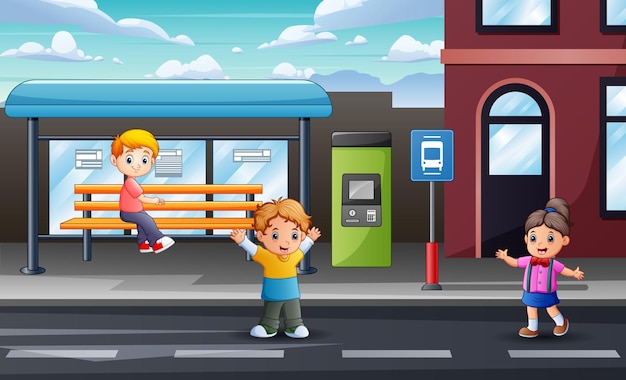 I bambini aspettano il trasporto alla stazione