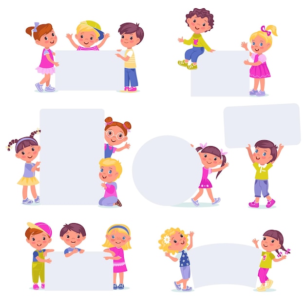 バナーを持つ子供たちかわいい男の子や女の子はさまざまな形の空白の表面を保持しますメッセージの場所幸せな幼児はプラカード ボードを表示します空のポスターを持つ漫画の子供のベクトルを設定