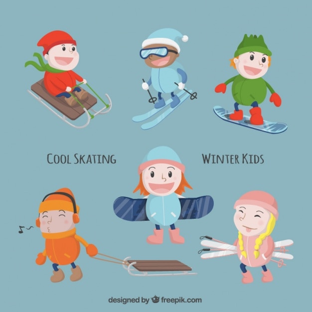 I bambini con attrezzature sportive che godono dell'inverno