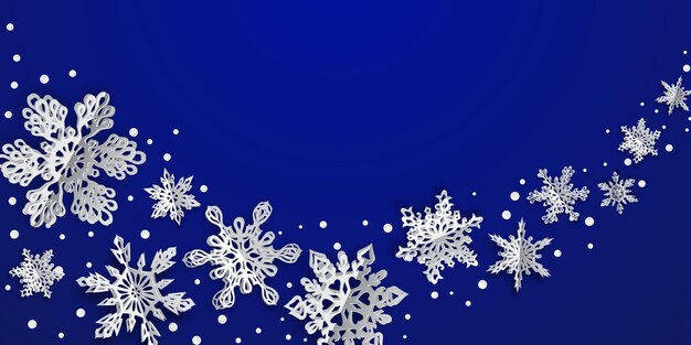 Sfondo di natale con fiocchi di neve di carta volume con ombre morbide su sfondo blu