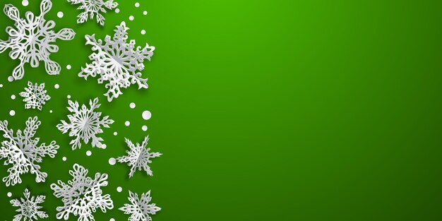 Sfondo di natale con fiocchi di neve di carta volume con ombre morbide su sfondo verde