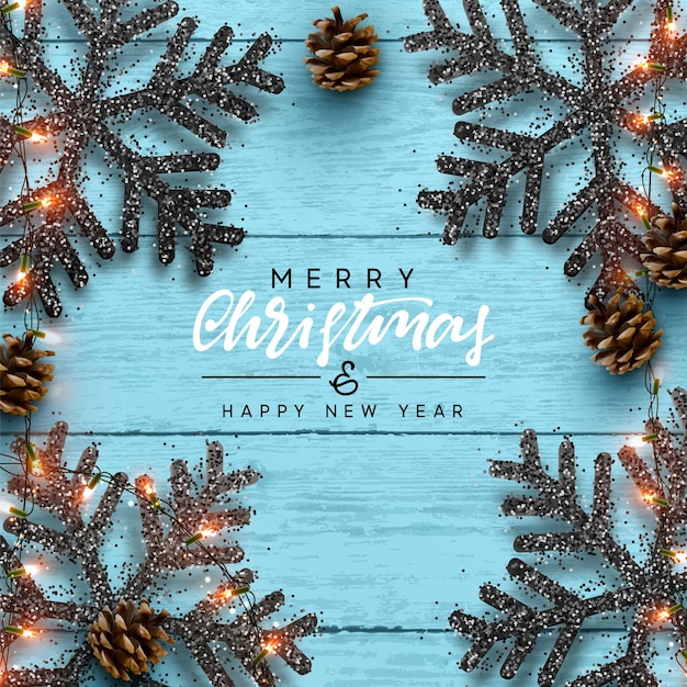 クリスマスの背景。クリスマス装飾デザイン、スノーフレーク カラー ブラック、ゴールド ライト ガーランド、松ぼっくり。白のリアルなウッド テクスチャ。フラットレイ、トップビュー。