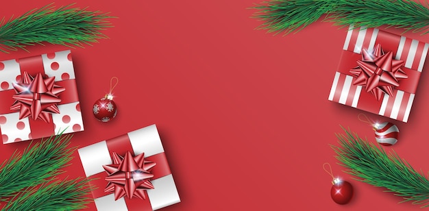 テキスト用のスペースと赤い背景の上のクリスマスプレゼントボックス