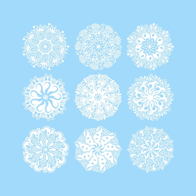 青い円のレースの円形の装飾品に分離されたクリスマススノーフレーク装飾セット