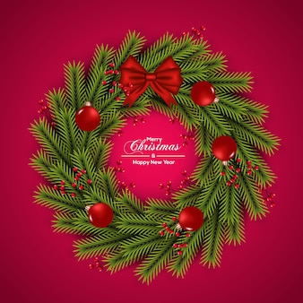 Decorazione di ghirlande natalizie con bacche, rami di pino, scatola regalo con pallina rossa e nastro rosso