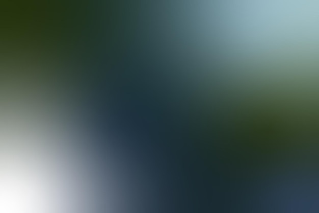 背景に青い空がある緑の木のクローズアップ