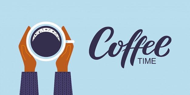 Vettore lettering disegnato a mano tempo caffè. mani femminili che tengono tazza di caffè