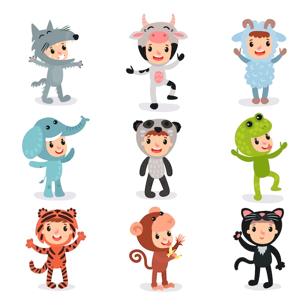 Vettore insieme variopinto di bambini in diversi costumi animali lupo, mucca, pecora, elefante, panda, rana, tigre, scimmia e gatto. bambini che indossano abiti per la festa. design piatto