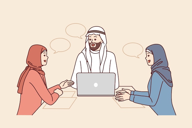 Incontro di lavoro aziendale con persone in abiti arabi e hijab seduti al tavolo dell'ufficio con laptop incontro con i dipendenti dell'azienda con i partner per il brainstorming e la discussione della strategia di marketing