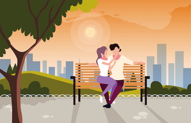 Пара влюбленных сидит в кресле в парке