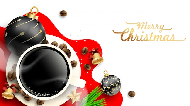 Tazza di caffè con decorazioni di palle di natale e chicchi di caffè