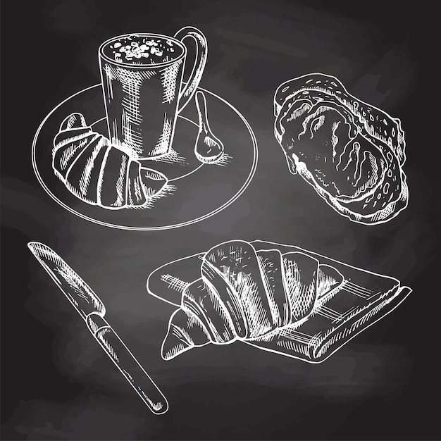 크루아상을 곁들인 커피 한 잔, 검은 칠판에 격리된 접시 빵 스케치에 숟가락