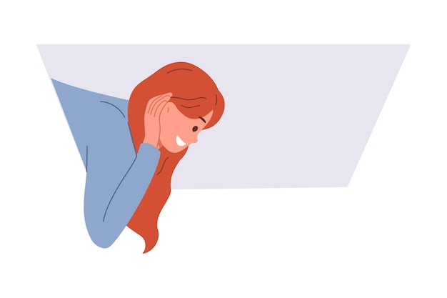 奇妙な女性が耳を傾け天井のハッチにぶら下がって秘密を見つけようとします