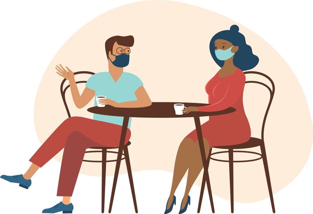 보호 의료 마스크를 쓴 귀여운 커플이 테이블에 앉아 차나 커피를 마시고 코로나바이러스 COVID19 발생 동안 새로운 카페 방문 규정에 대해 이야기합니다.