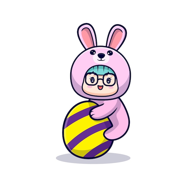 Милая девушка в костюме кролика держит декоративное яйцо на пасху