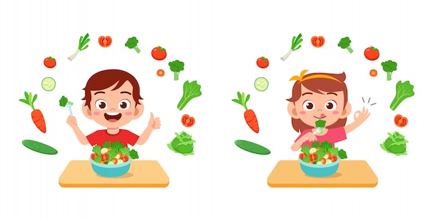 Симпатичные счастливые дети едят салат из овощей и фруктов