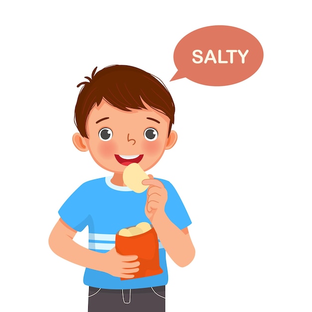 милый маленький мальчик держит картофельные чипсы, показывая соленый вкус языка пять чувств