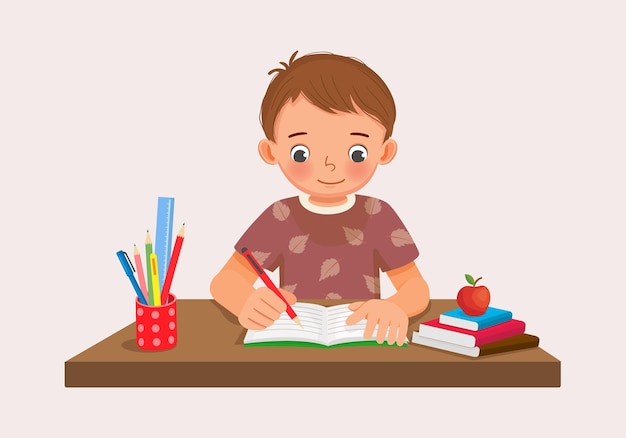 Симпатичный маленький мальчик сидит за столом и учится писать в блокноте, делая домашнее задание дома