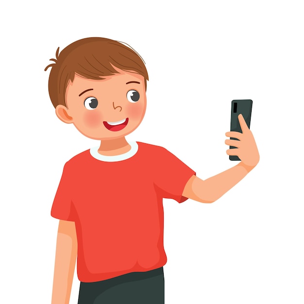 嬉しい表情でスマートフォンでセルフィーを撮っている可愛い小さな男の子