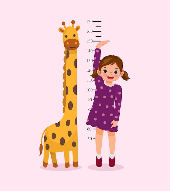 Вектор Милая маленькая девочка измеряет высоту своего роста на фоне стены с жирафом