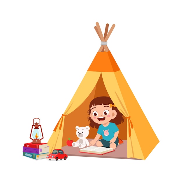 かわいい小さな女の子が小さなテントの中で遊ぶ
